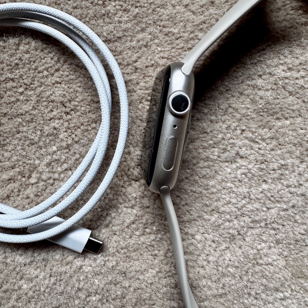 Apple watch, series 9; 45mm with M/L band in color Starlight - Picture 6 of 7